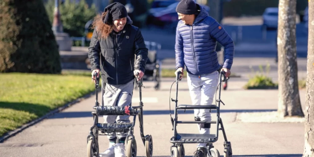 Новый спинной имплант помогает парализованным людям вставать и ходить