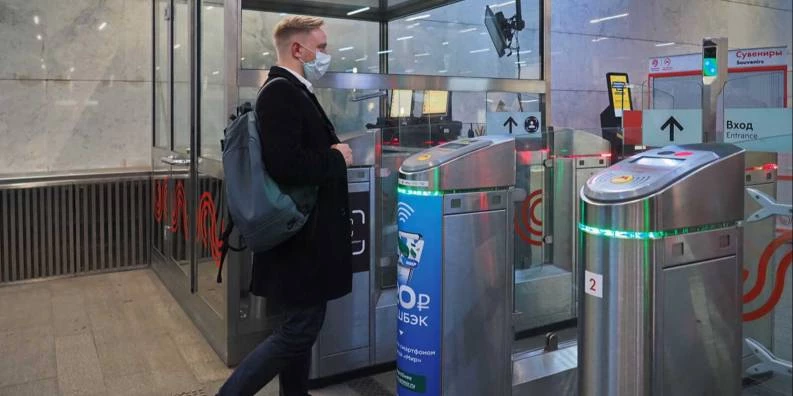 В метро Москвы заработала система оплаты Face Pay