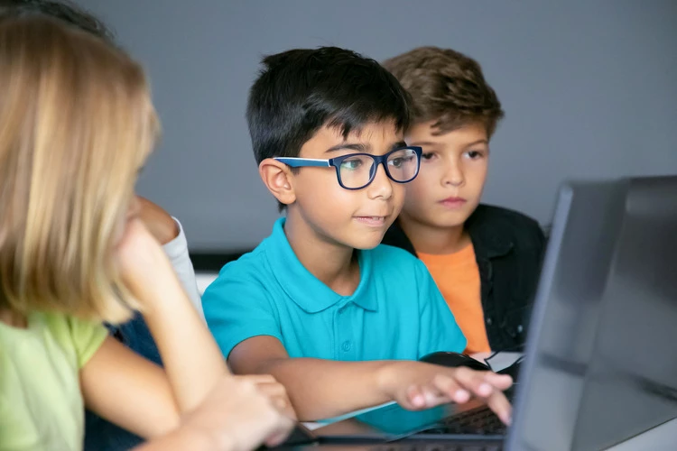 С 2022 года школьников начнут обучать цифровой грамотности с первого класса