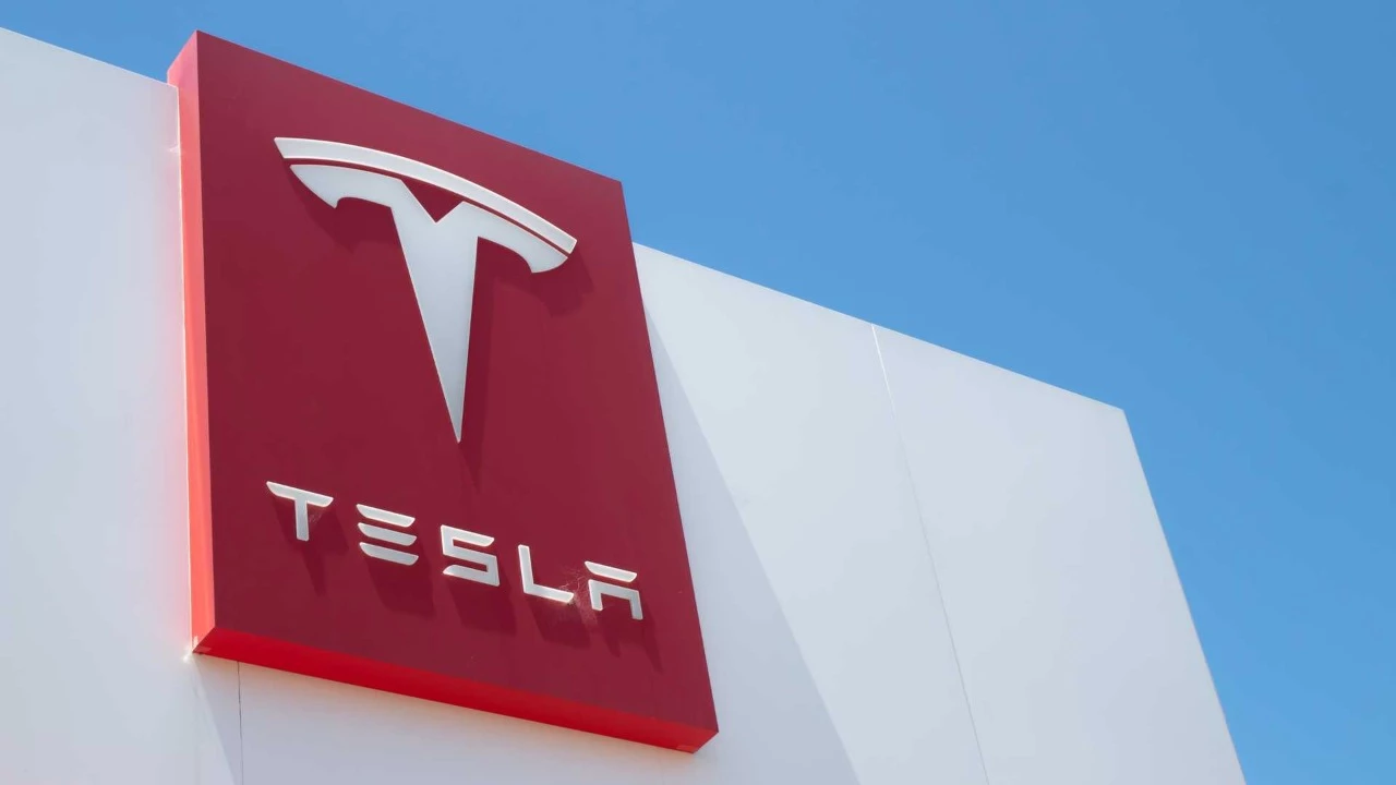 Tesla отзывает более 50 000 своих автомобилей