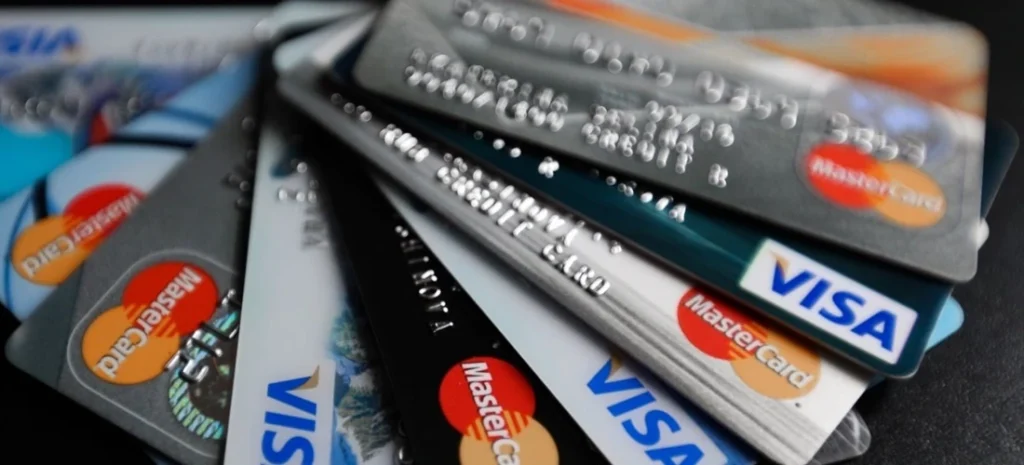 Visa и Mastercard отключают российские банки от своих сетей