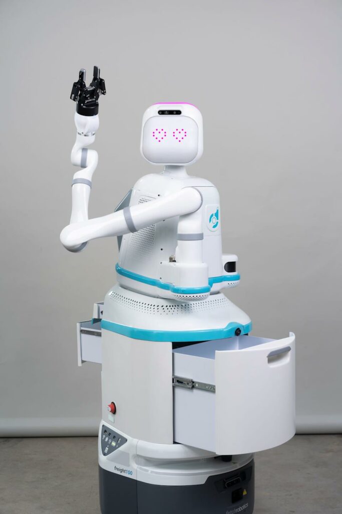 Робот-медсестра Moxi готовится к работе в американских больницах