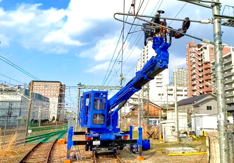 Робот-гуманоид работает на японской железной дороге