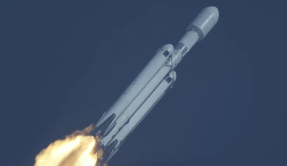 SpaceX запустила свою самую тяжелую ракету – Falcon Heavy