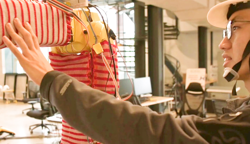 Ученые вяжут роботам свитера, чтобы подарить осязание