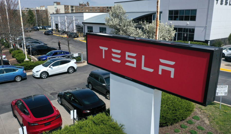 Топ-менеджеры Tesla возвращают рекордные $735 млн после иска акционеров