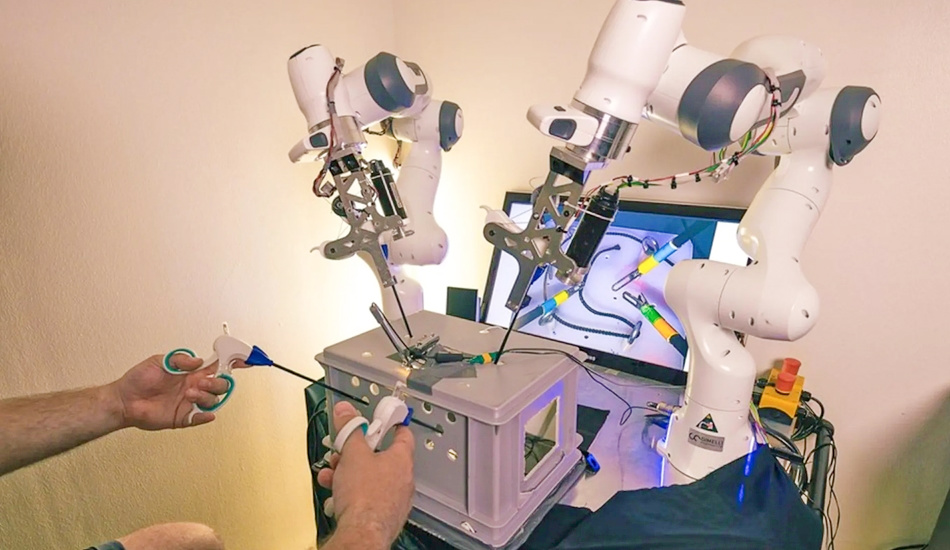 Четырехрукий хирургический робот управляется руками и ногами