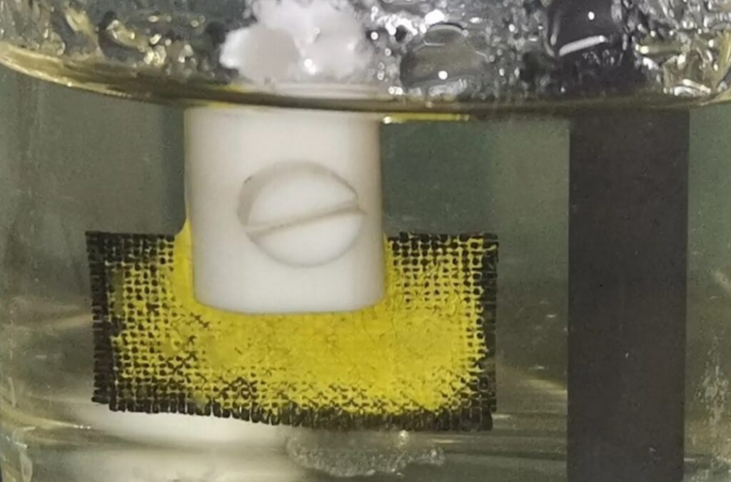 Электрифицированная ткань извлекает уран из морской воды