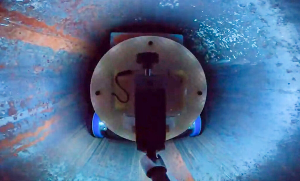 Робот-стрелок, может ремонтировать трубопроводы изнутри