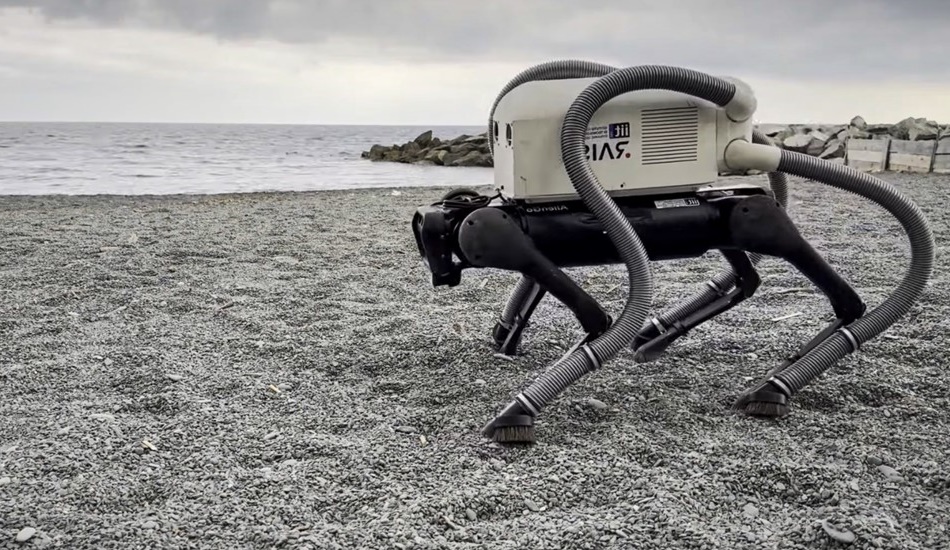 Робот-собака с пылесосом на ногах убирает пляж