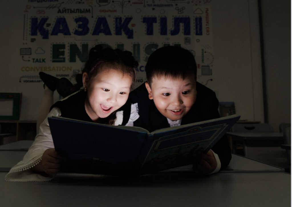 До слез: казахстанские школьники проводят выставку на социальные темы