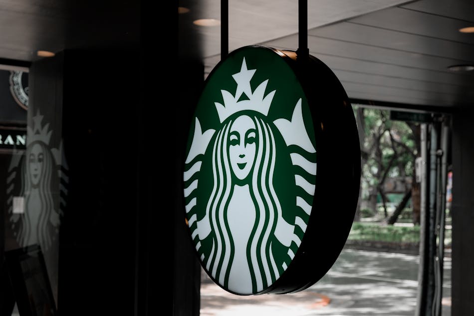 Новый люкс-офис для CEO на фоне падения продаж: как Starbucks упрощает жизнь гендиру?