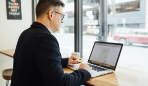 Бизнес Google не разделят, но ограничат – суд в США ИИ-компьютеры