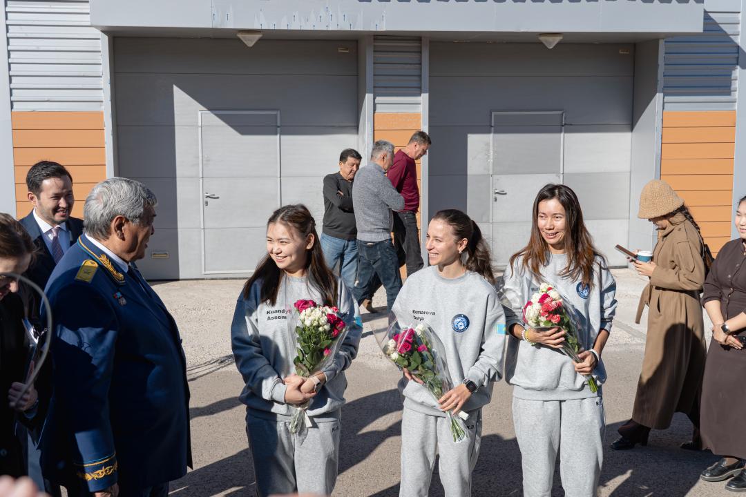 Первый женский космический экипаж в Казахстане завершил подготовку