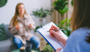 Люди все чаще испытывают тревожность из-за ИИ люди ИИ