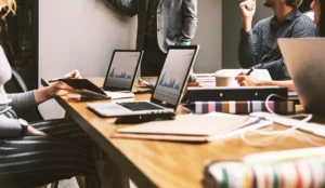 Google уменьшил трафик на сайты, а ИИ-обзоры дают 1% переходов Google