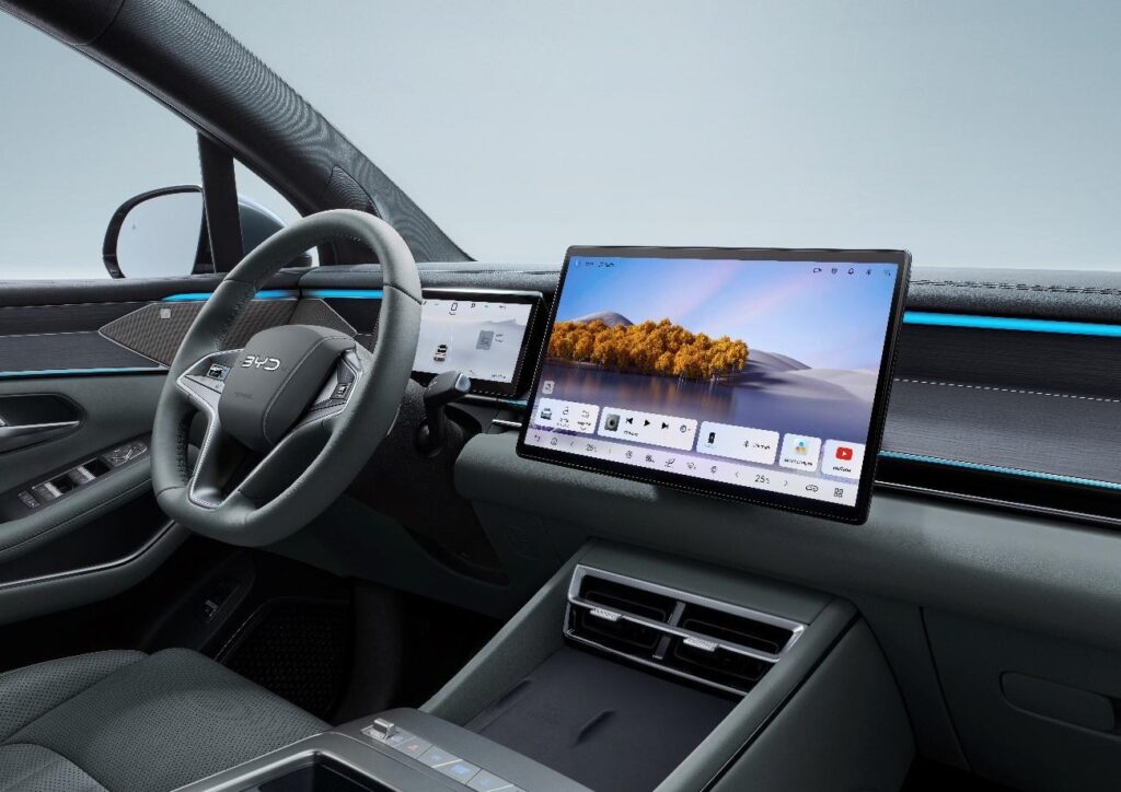 BYD ATTO 8 – гибридный семиместный кроссовер премиум класса скоро появится в Казахстане